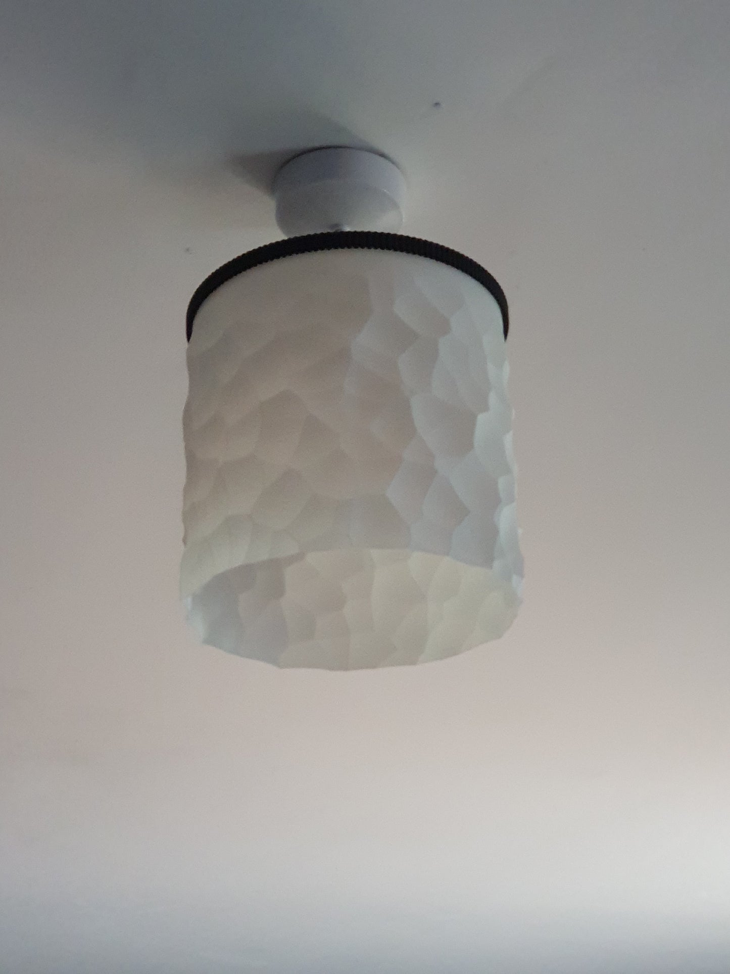 Voronoi pattern lamp